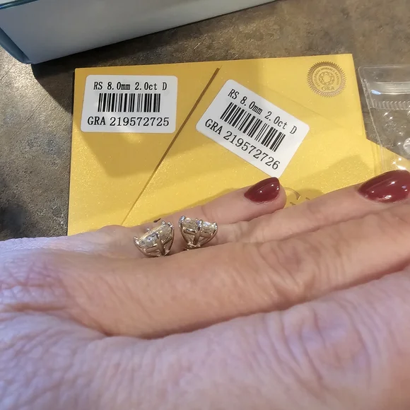 Elegant Moissanite stud earrings - Picture 4 of 6